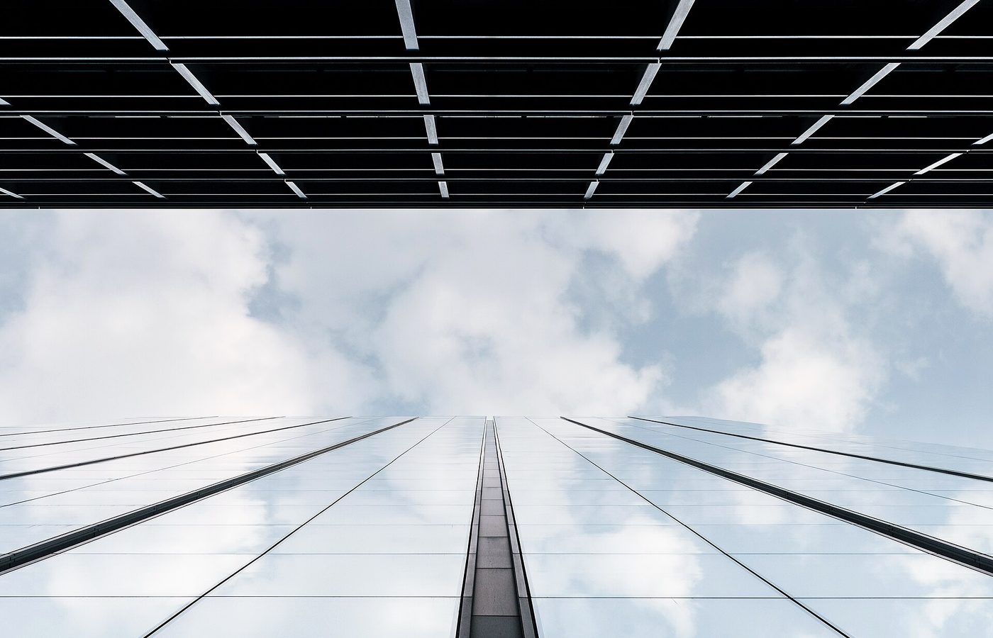 Façade vitrée d’un bâtiment et ciel reflété